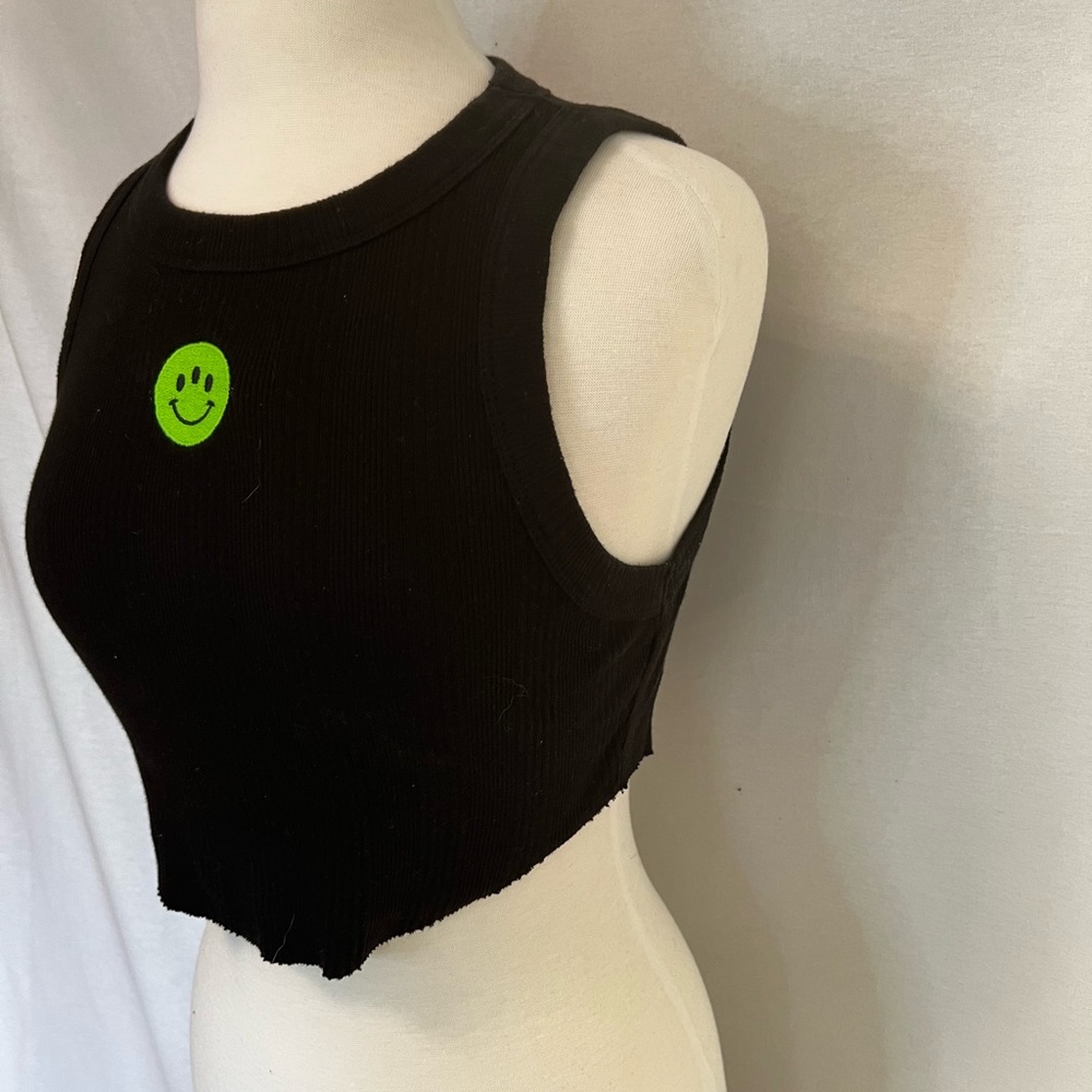 Alien Smiley Cropped Tee - Picture 3 of 6